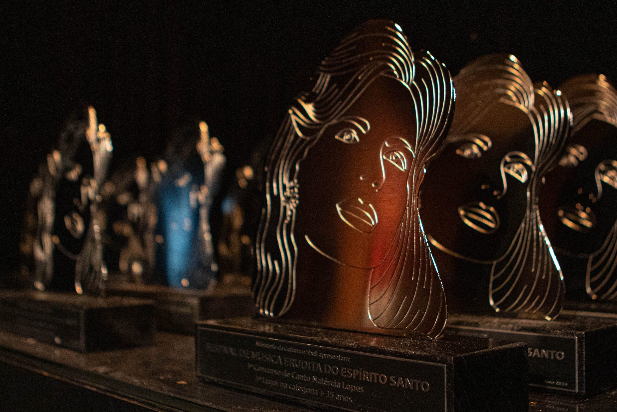 Troféu do concurso, com a silhueta da cantora lírica Natércia Lopes