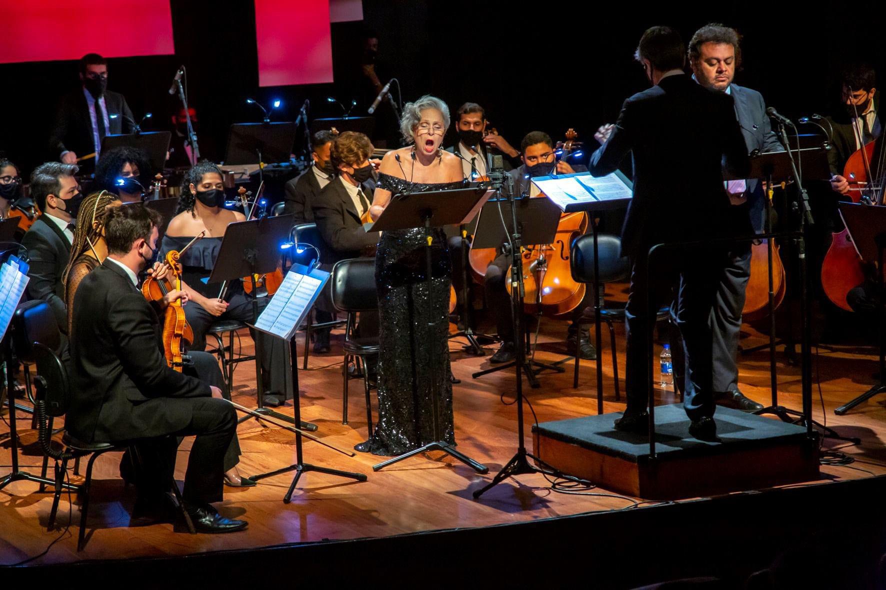 Eliane Coelho e Sávio Sperandio em concerto de abertura, sob regência de Gabriel Rhein-Schirato