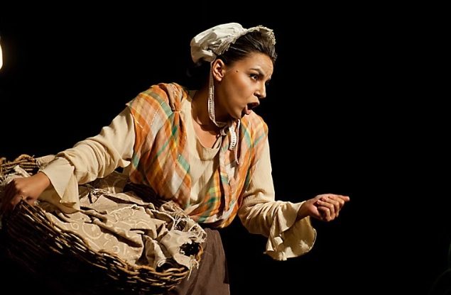 Ópera O barbeiro de Sevilha, personagem Berta, interpretada por Isabella Luchi