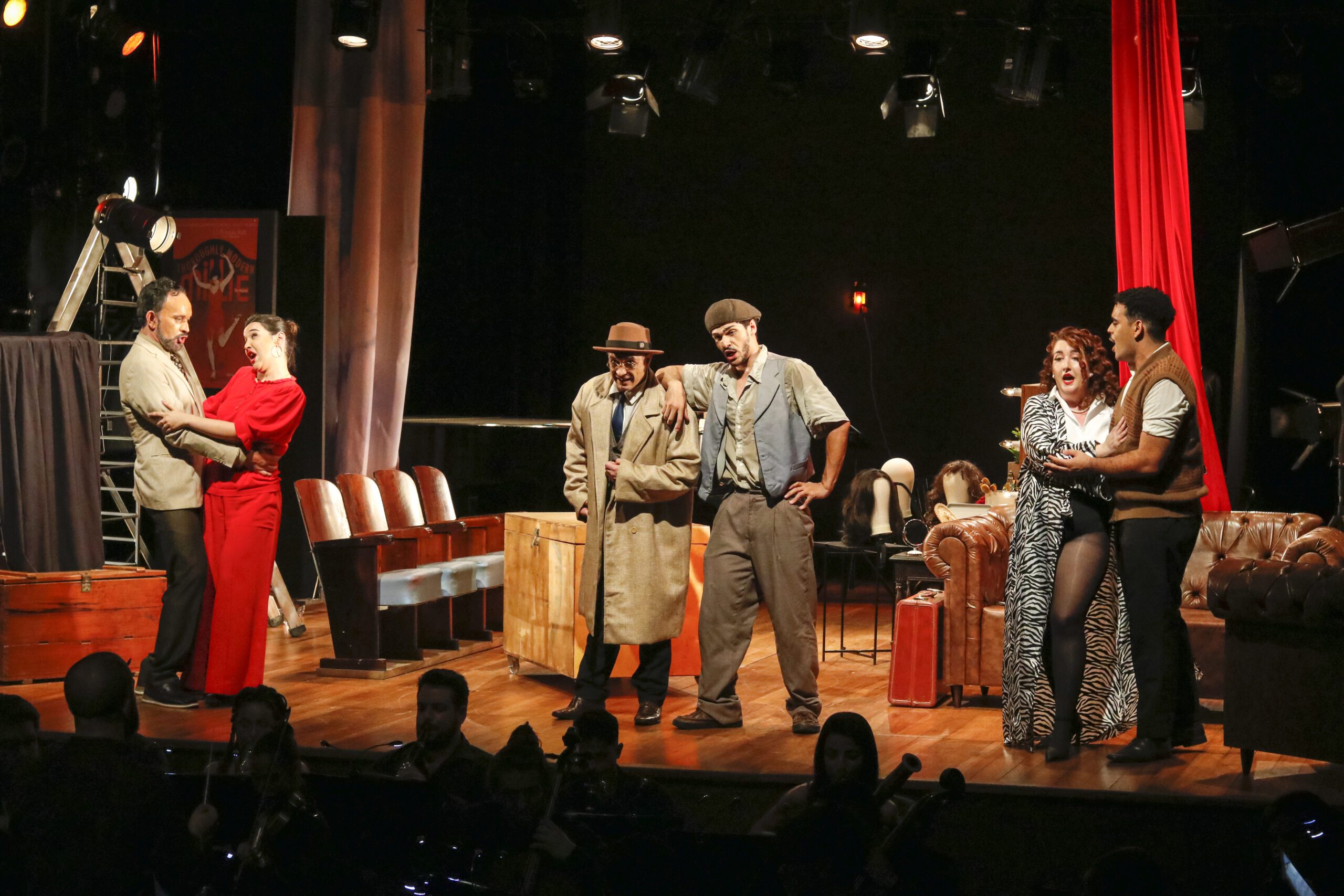 Idaías Souto, Alice Fontanella, Jônatas Meireles, Robert Willian, Gaia Schenini e Samuel Barbosa, em cena na ópera La Scala di Seta, em 2024