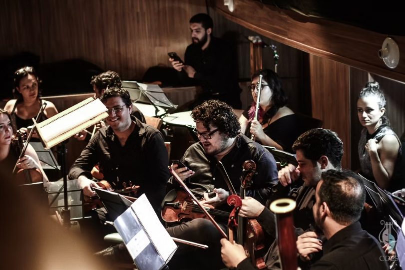 Orquestra da Cia de Ópera do ES interpretando a ópera O Diletante