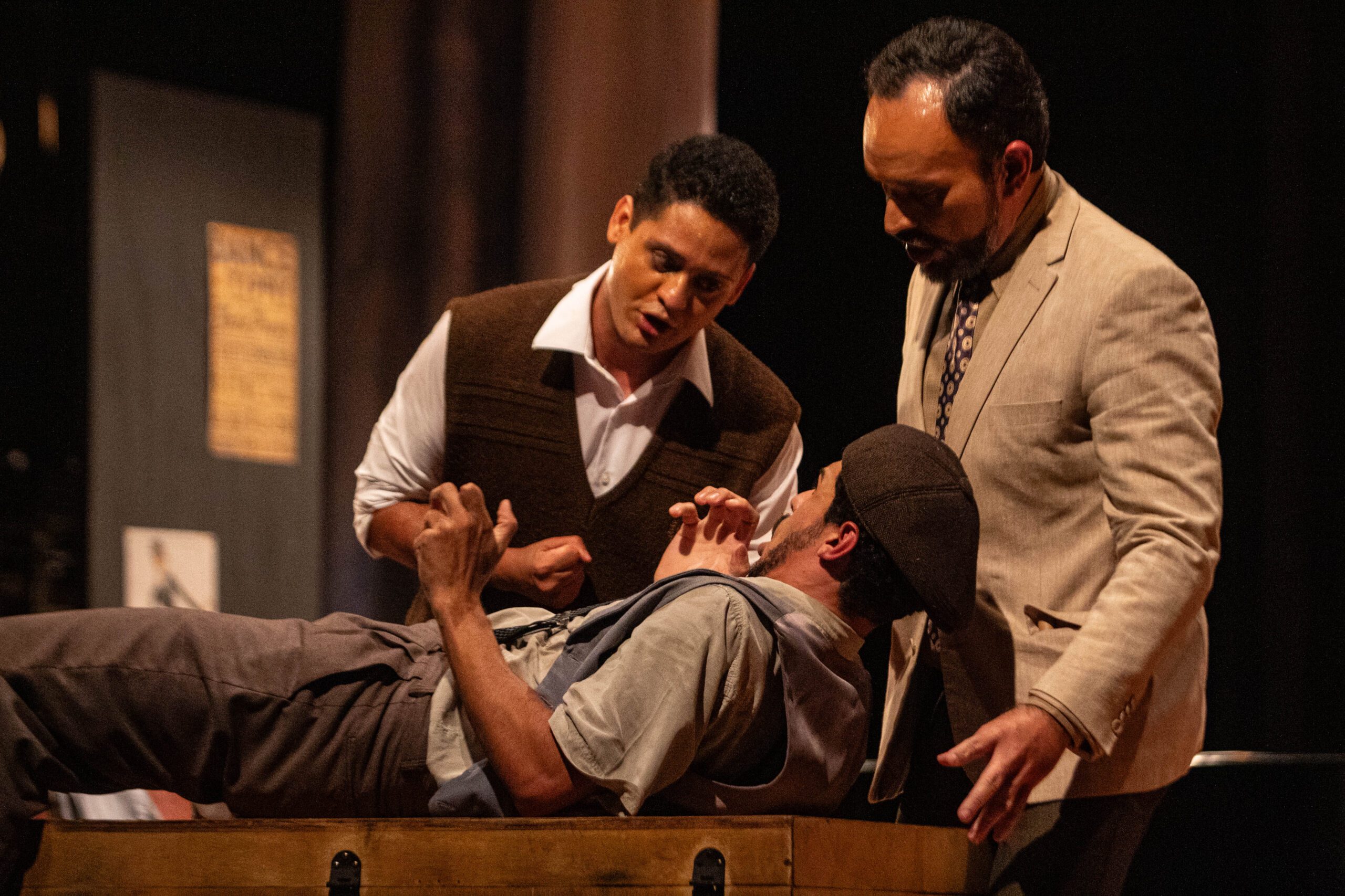 Estêvão Batista, Idaías Souto e Robert Willian, em cena na ópera La Scala di Seta, em 2024