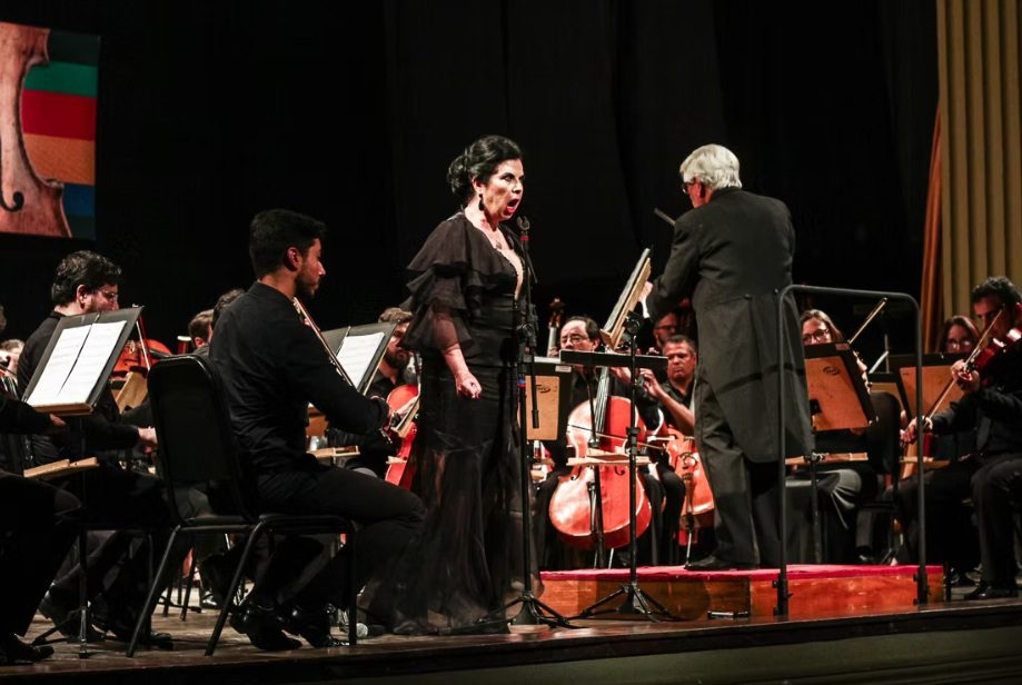 Concerto de abertura com Natércia Lopes, sob regência do maestro Roberto Duarte
