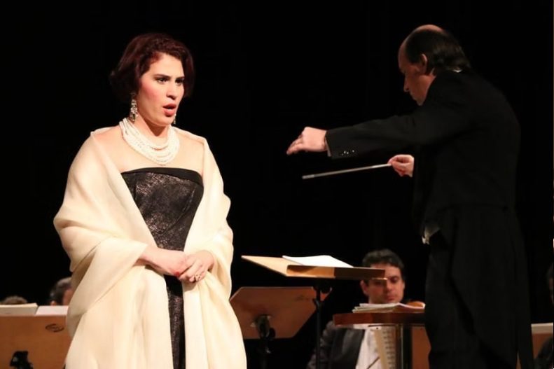 Carolina Faria, sob regência de Maestro Helder Trefzger