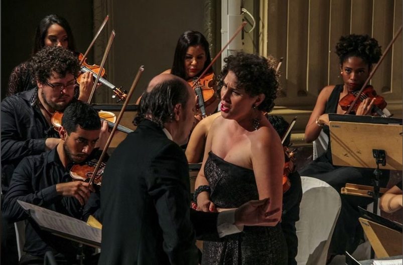 Concerto de abertura, com Carolina Faria, interpretando Magnificat, de Villa-Lobos, sob regência de Helder Trefzger
