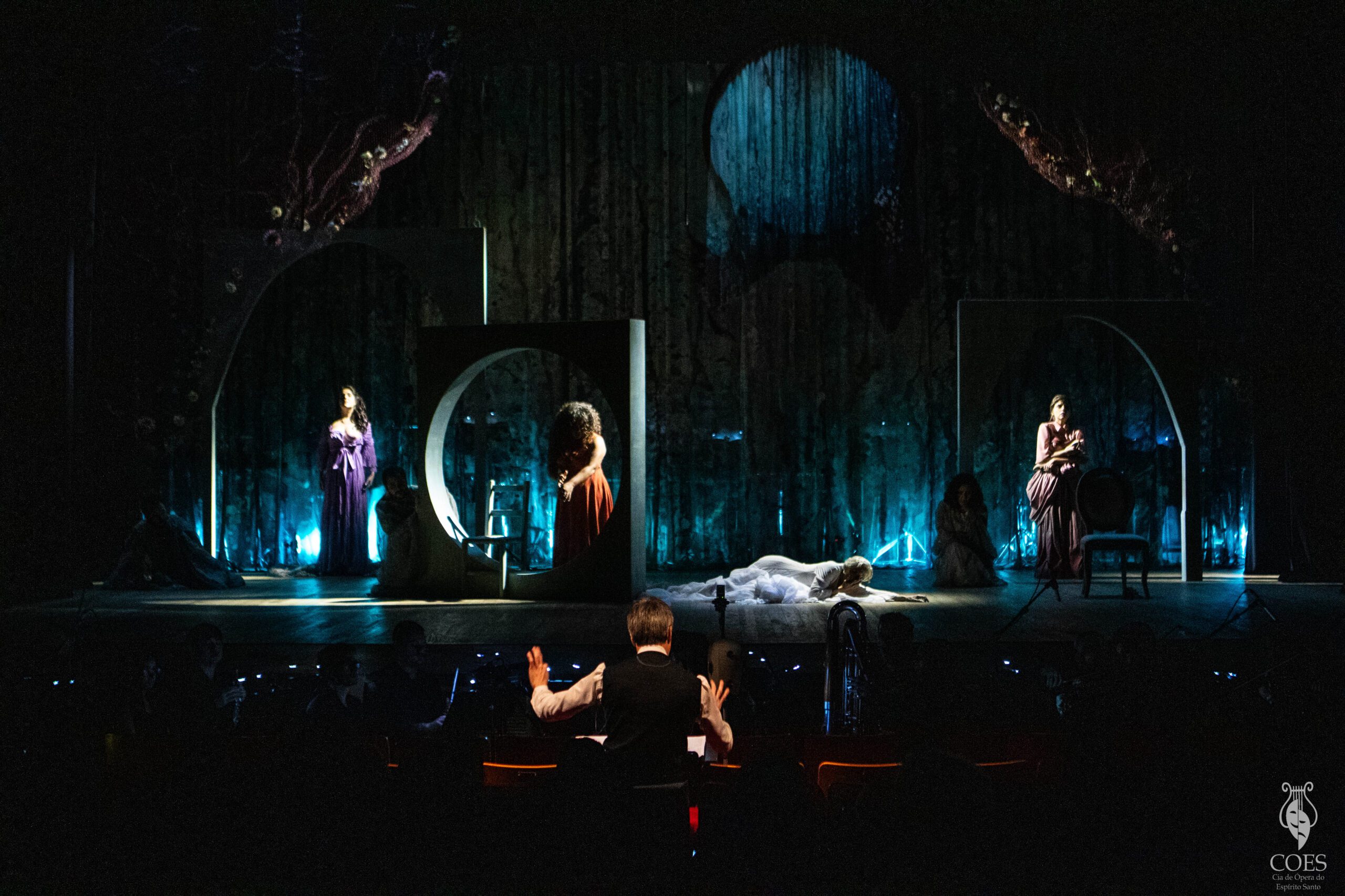 Ópera Contos de Júlia, de Marcus Siqueira, com Laura Duarte, Isabela Mestriner, Eliane Coelho, Isabela Luchi, sob regência de Gabriel Rhein-Schirato