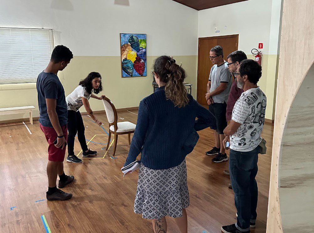 Opera-cional, com a diretora Helen Ferla, em formação intensiva em direção de palco