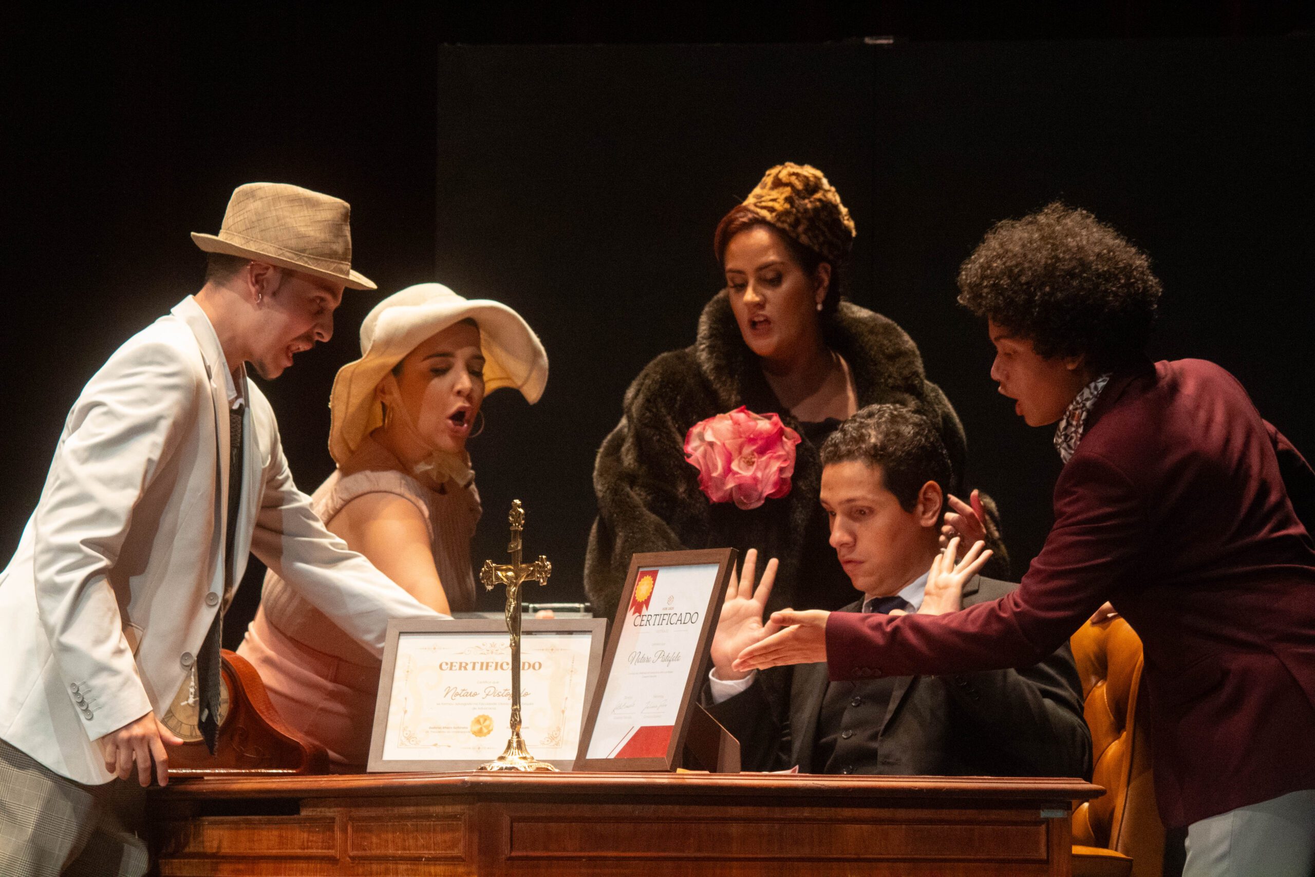 Caio Leão, Alice Fontanella, Amanda Ayres, Oséas Duarte e Rodrigo Lins, em cena na ópera La Molinara, em 2025.